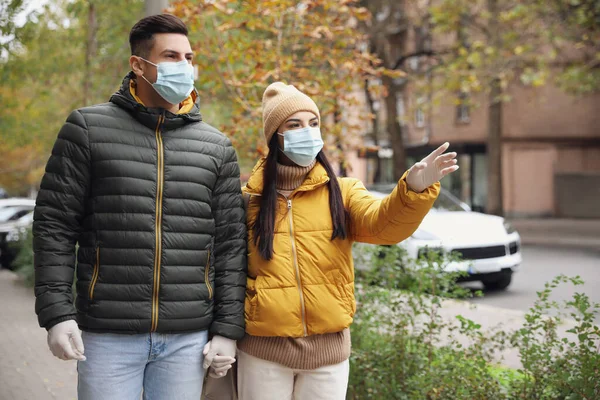 Pareja Mascarillas Médicas Guantes Caminando Aire Libre Protección Personal Durante — Foto de Stock