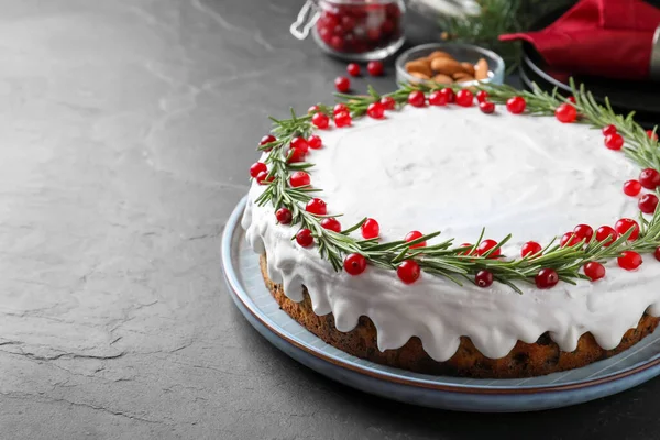 Gâteau Noël Traditionnel Décoré Romarin Canneberges Sur Table Gris Foncé — Photo