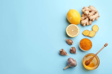 Açık mavi zemin üzerinde farklı doğal antibiyotiklerle düz konum, metin için boşluk