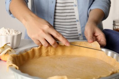 Geleneksel İngiliz elmalı turtası için yemek artıkları kesen kadın, yakın plan.