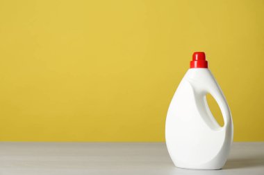 Işık masasında bir şişe temizlik malzemesi. Metin için boşluk