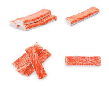 Beyaz arkaplanda taze yengeç çubukları