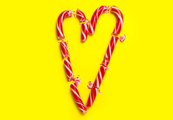 Coeur Fait Cannes Bonbons Noël Écrasées Sur Fond Jaune Plat — Photo