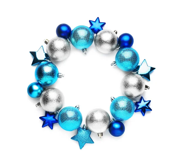 Gyönyörű Karácsonyi Koszorú Készült Fényes Kék Ezüst Baubles Fehér Háttér — Stock Fotó