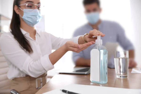 Trabajador Oficina Máscara Protectora Usando Desinfectante Mesa Concéntrese Las Manos — Foto de Stock