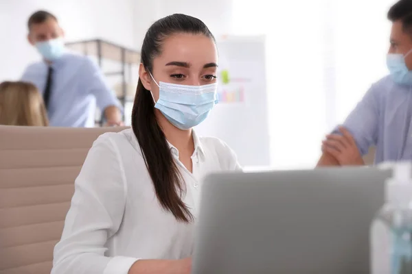 Trabalhadora Com Máscara Cargo Medida Protecção Durante Pandemia Covid — Fotografia de Stock