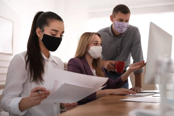 Compañeros Con Máscaras Oficina Medida Protección Durante Pandemia Covid — Foto de Stock