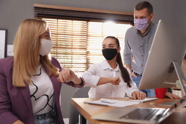 Compañeros Trabajo Con Máscaras Protectoras Haciendo Que Codo Golpee Oficina — Foto de Stock