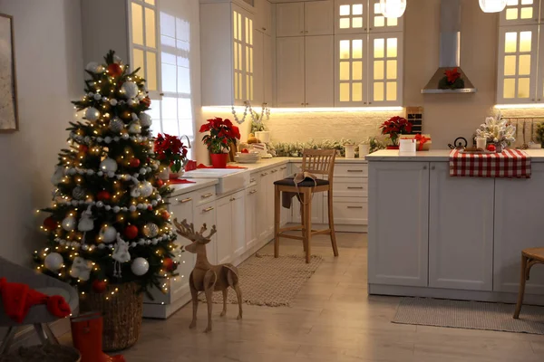 Prachtig Keukeninterieur Met Kerstboom Feestelijk Decor — Stockfoto