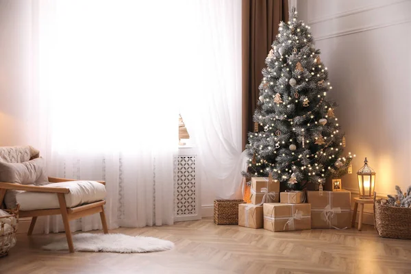装飾されたクリスマスツリーと贈り物と美しいリビングルームのインテリア — ストック写真