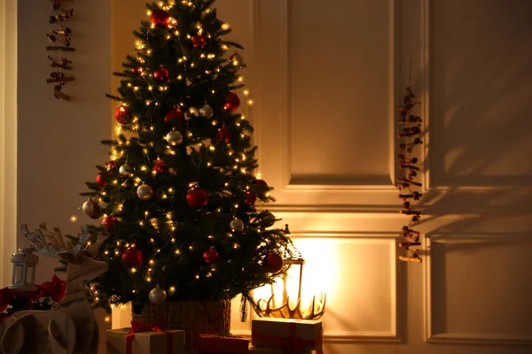 Mooie Woonkamer Interieur Met Versierde Kerstboom Geschenken — Stockfoto