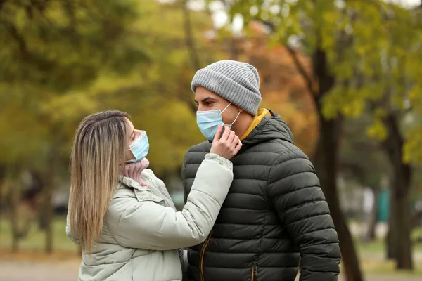 Couple Medical Masks Outdoors Autumn Day Protective Measures Coronavirus Quarantine — Stock Photo, Image