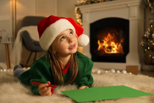 Słodkie Dziecko Piszące List Świętego Mikołaja Leżąc Podłodze Domu Święta — Zdjęcie stockowe