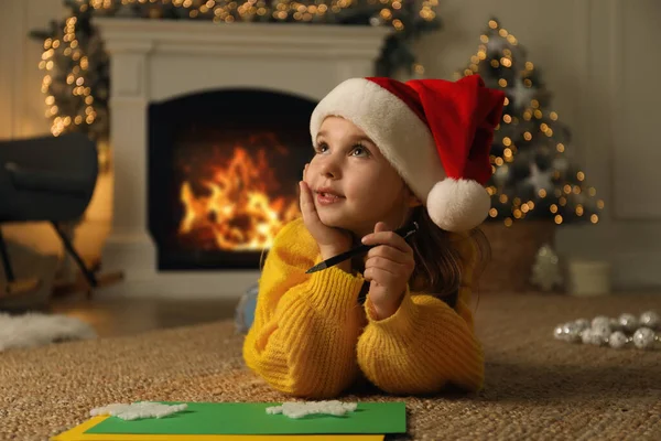 Roztomilé Dítě Píše Dopis Santa Clausovi Zatímco Leží Doma Podlaze — Stock fotografie