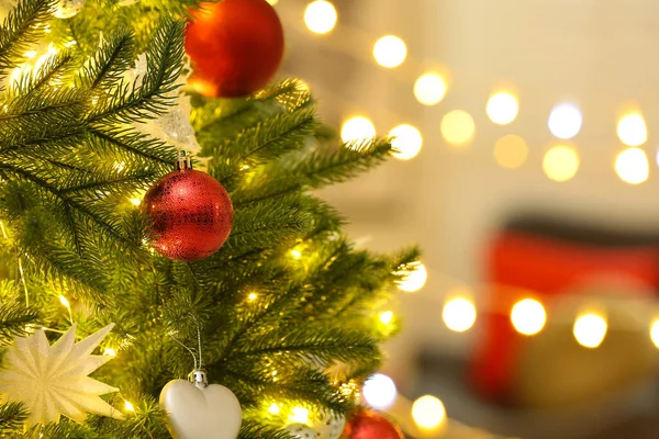 Bola Vacaciones Color Colgando Árbol Navidad Contra Las Luces Borrosas —  Fotos de Stock