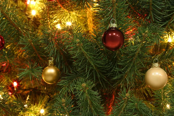 Gloeiende Heldere Feeënlichtjes Mooie Kerstballen Kerstboom — Stockfoto