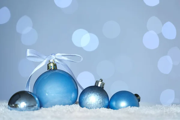 Bolas Natal Azuis Claras Bonitas Neve Contra Luzes Festivas Borradas — Fotografia de Stock