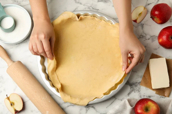 Femme Mettant Pâte Pour Tarte Aux Pommes Anglaise Traditionnelle Dans — Photo
