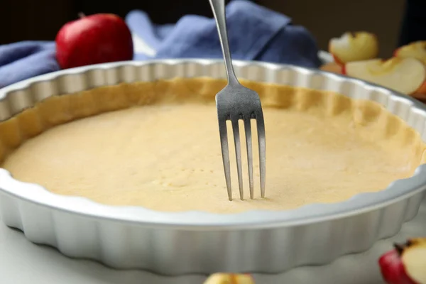 Faire Des Trous Dans Pâte Crue Pour Tarte Aux Pommes — Photo