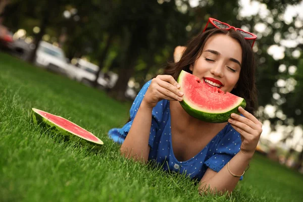 Mooie Jonge Vrouw Met Watermeloen Park Zonnige Dag — Stockfoto