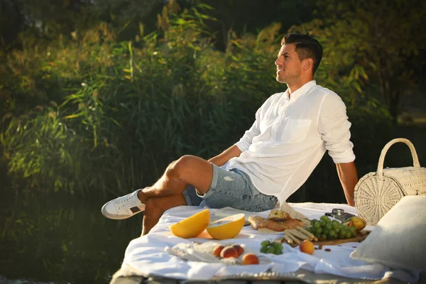 Mann Verbringt Zeit Auf Seebrücke Bei Picknick — Stockfoto