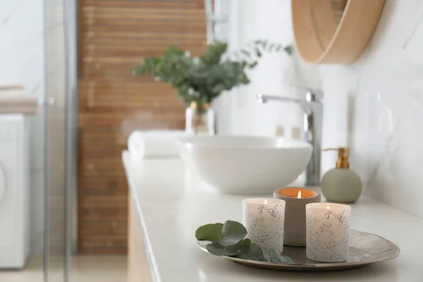 Tablett Mit Eukalyptusblättern Und Brennenden Kerzen Auf Arbeitsplatte Badezimmer — Stockfoto