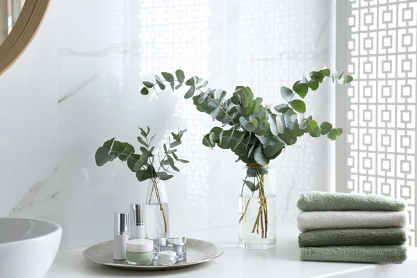 Świeże Gałęzie Eukaliptusa Produkty Kosmetyczne Blat Łazience — Zdjęcie stockowe