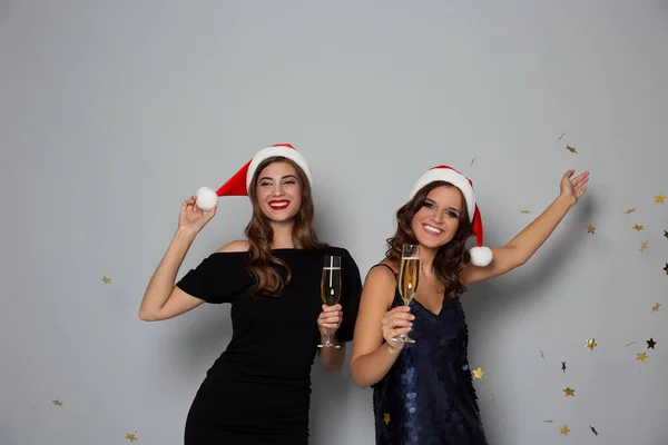 Jolies Femmes Chapeaux Père Noël Avec Champagne Sur Fond Gris — Photo