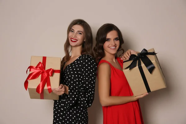 Bej Arka Planda Hediye Kutuları Olan Mutlu Kadınlar Noel Partisi — Stok fotoğraf