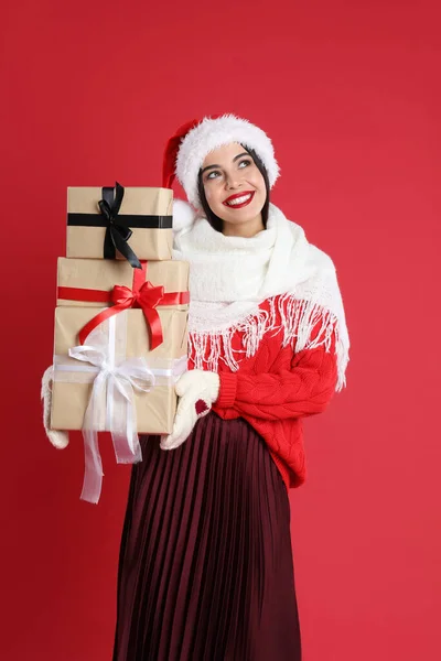 Mujer Santa Sombrero Bufanda Suéter Con Regalos Navidad Sobre Fondo — Foto de Stock