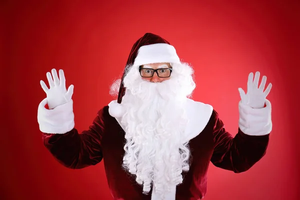 Porträt Des Weihnachtsmannes Mit Brille Auf Rotem Hintergrund — Stockfoto