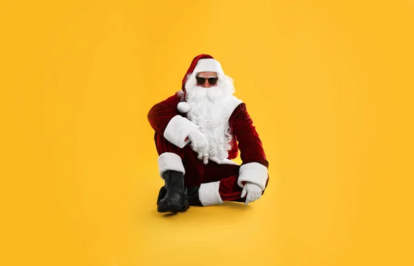 Babbo Natale Con Occhiali Sole Sfondo Giallo — Foto Stock