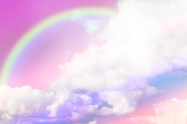 Gökkuşağı ve tek boynuzlu at renginde yumuşacık bulutlarıyla inanılmaz bir gökyüzü.