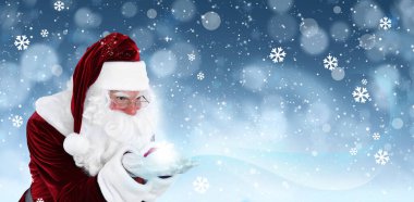 Noel Baba sihirli kar üflüyor, bokeh etkisi. Metin için boşluk