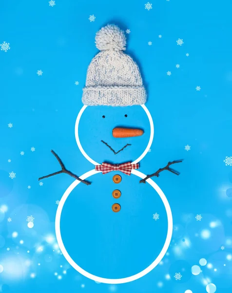 帽子と蝶ネクタイと雪だるまのライトブルーの背景には フラットレイアウト ぼけ効果 — ストック写真