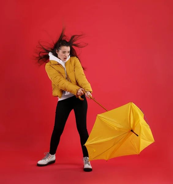 Mujer Emocional Con Paraguas Atrapado Ráfaga Viento Sobre Fondo Rojo — Foto de Stock