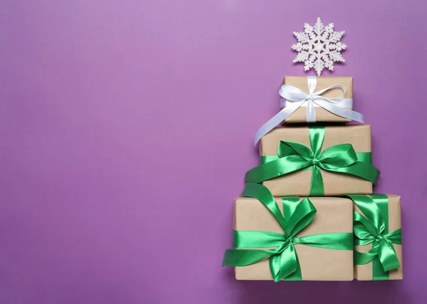 Noel Ağacı Şeklinde Hediye Kutuları Mor Arka Planda Dekoratif Kar — Stok fotoğraf