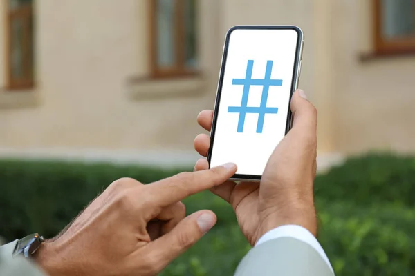 Homme Utilisant Smartphone Moderne Avec Symbole Hashtag Écran Extérieur Gros — Photo