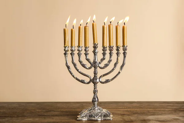 Silver Menorah Med Ljus Träbord Mot Beige Bakgrund Hanukkah Firande — Stockfoto