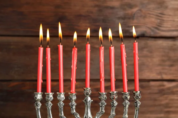 Menorá Prata Com Velas Chamas Fundo Madeira Celebração Hanukkah — Fotografia de Stock