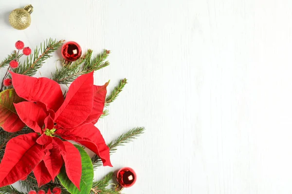 Composizione Posata Piatta Con Poinsettias Fiori Natale Tradizionali Decorazioni Natalizie — Foto Stock