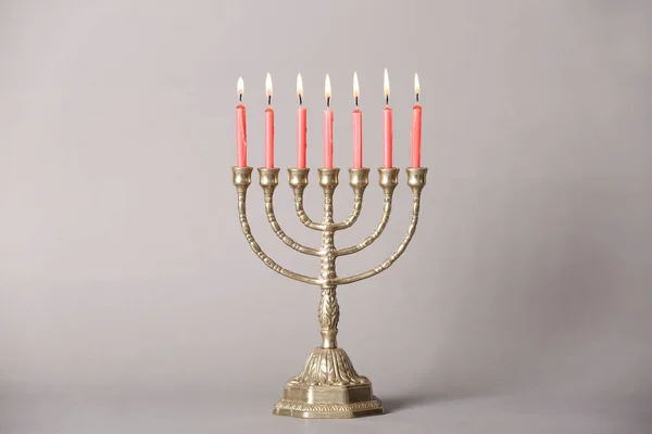 Gyllene Menorah Med Brinnande Ljus Ljusgrå Bakgrund — Stockfoto