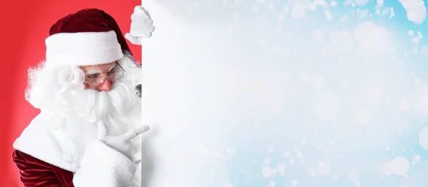 Papai Noel Com Banner Fundo Vermelho Espaço Para Design — Fotografia de Stock