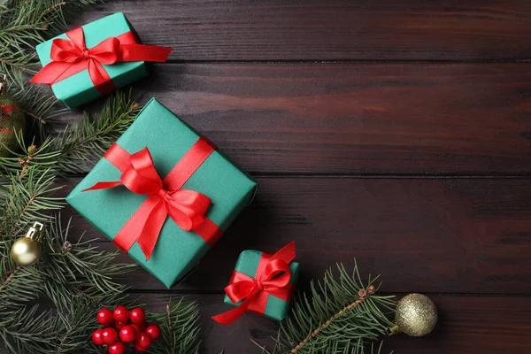 Επίπεδη Σύνθεση Lay Κουτιά Δώρων Και Χριστουγεννιάτικες Διακοσμήσεις Ξύλινο Τραπέζι — Φωτογραφία Αρχείου
