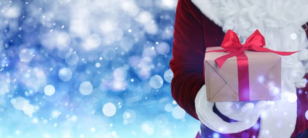 Санта Клаус Держит Подарочную Коробку Зимнем Фоне Эффект Боке Пространство — стоковое фото