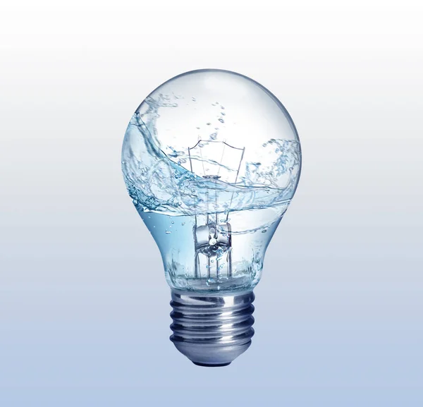 Lampadina Con Spruzzi Acqua Fondo Chiaro Fonte Energia Alternativa — Foto Stock