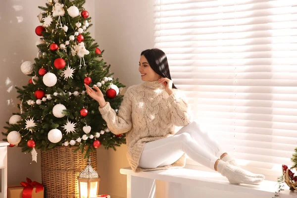 Νεαρή Γυναίκα Κάθεται Στον Πάγκο Κοντά Στο Χριστουγεννιάτικο Δέντρο Στο — Φωτογραφία Αρχείου