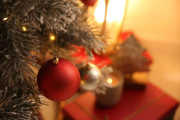 Bola Roja Colgando Árbol Navidad Interior Espacio Para Texto —  Fotos de Stock