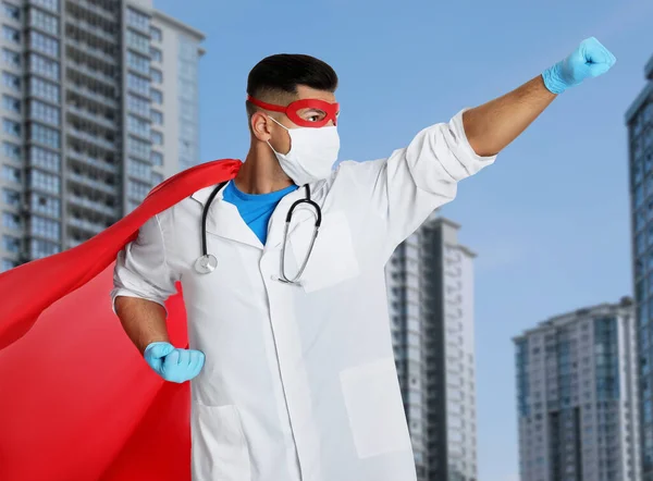 Doctor Dressed Superhero City Background Medical Workers Fighting Dangerous Diseases — Stock Photo, Image
