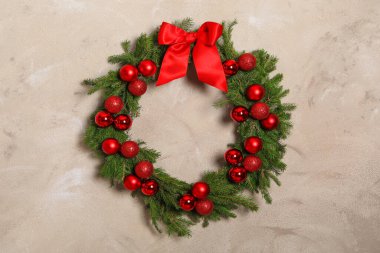 Aydınlık duvarında şenlik dekoru olan güzel Noel çelengi